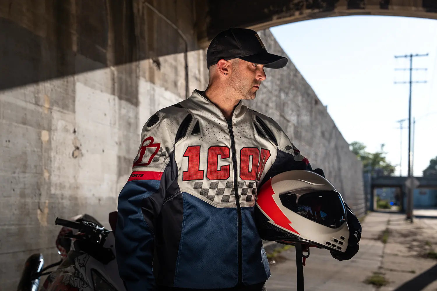  White Full Face Helmet Icon